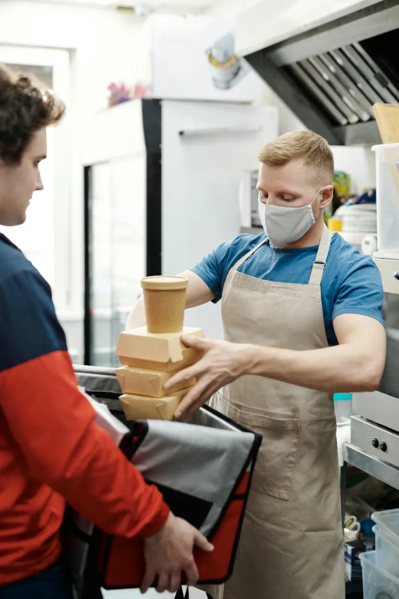 Equipa de cozinha a trabalhar num restaurante